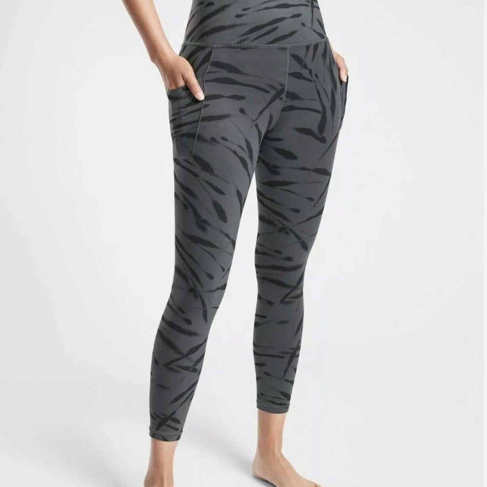 Athleta Salutation Stash Pocket II 7/8 Tight